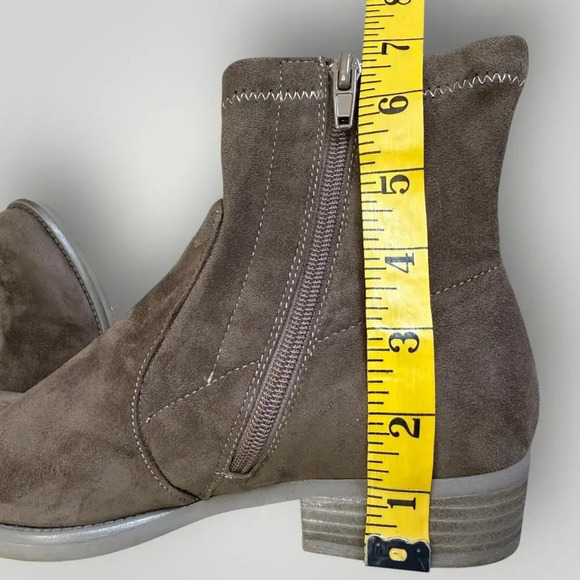 VANELi Suede Ankle Bootie Side Zipper Low Heel Size 7M Taupe Brown Punto Stretch - Picture 14 of 15